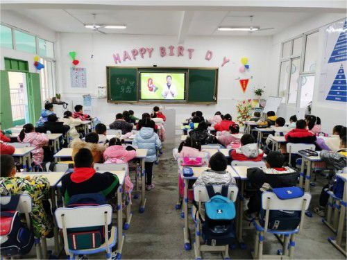 珙县米市街小学校学生观看“天使真爱笑”护齿视频(1).png